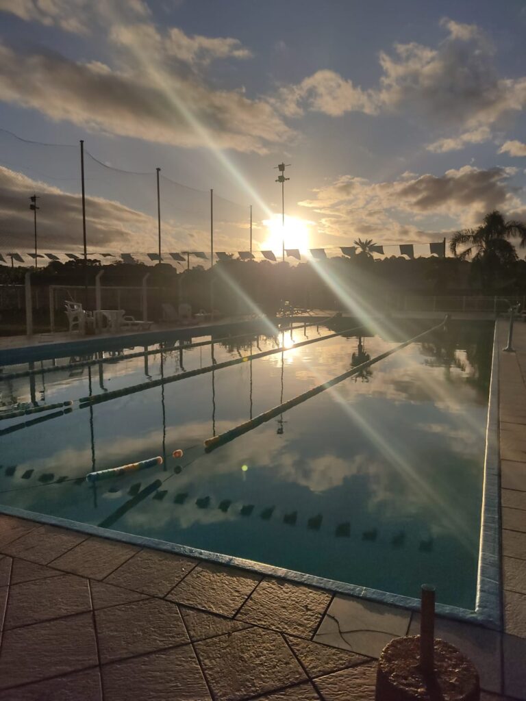 Entardecer na piscina do Clube Serrano, em Canela/RS