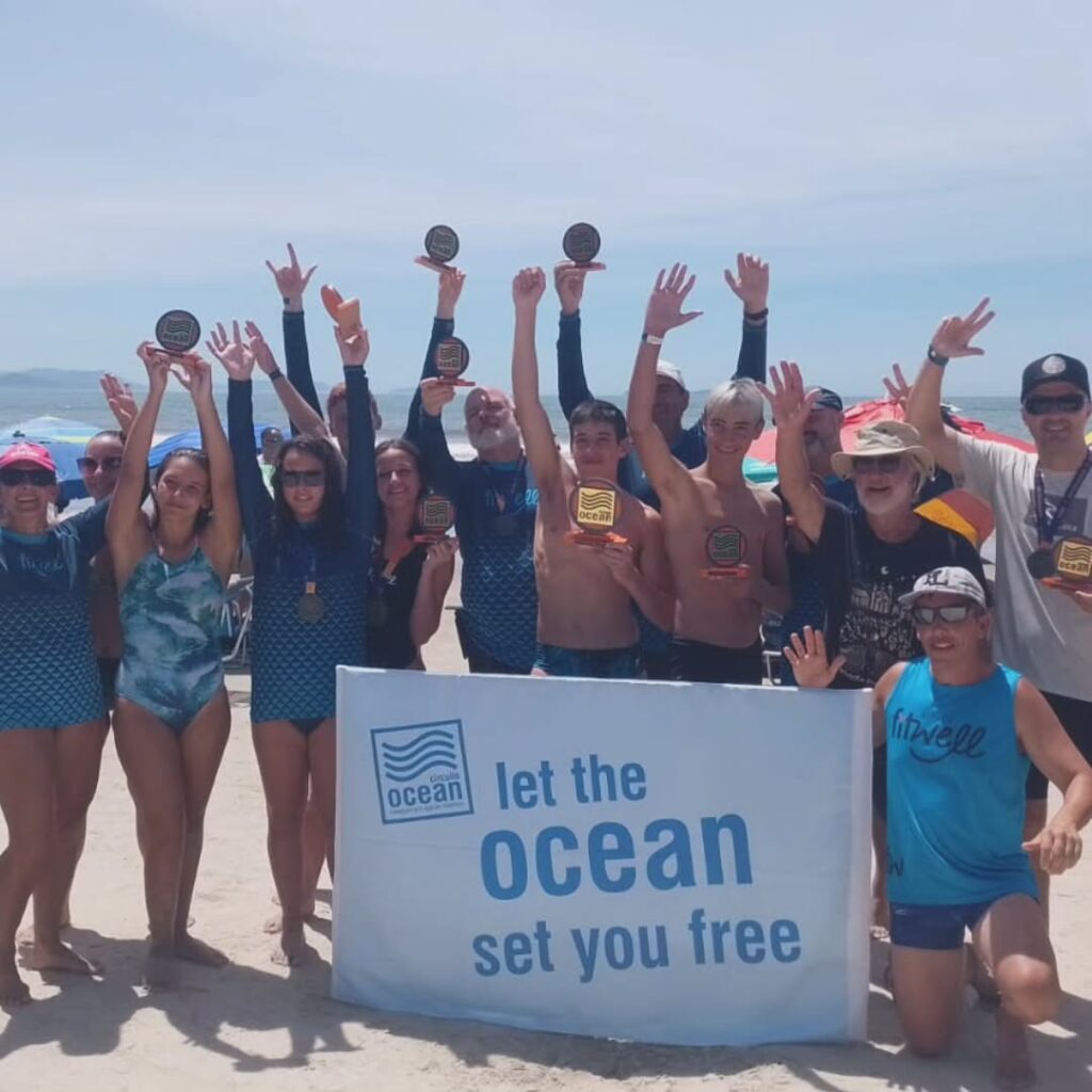 Foto da equipe na última etapa de 2024 do Circuito Ocean, praia Ponta do Papagaio.